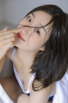 和尚吮她的花蒂和奶水视频